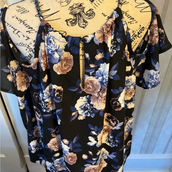 Torrid shoulder top - Picture 2 of 5